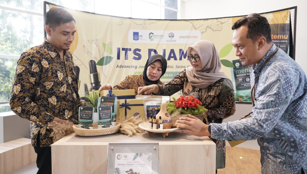 Penanggung Jawab Riset ITS Djamoe Sri Fatmawati SSi MSc PhD (dua dari kanan) menunjukkan hasil produk dari ITS Djamoe