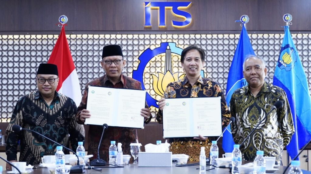 ITS Chancellor Prof Dr. Ir Mochamad Ashari MEng IPU AEng (second from right) and Unisma Chancellor Prof Dr. H Maskuri MSi (second from left) after signing the MoU