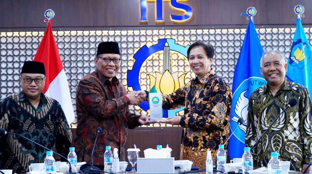 Saling bertukar cinderamata antara ITS dan Unisma usai penandatanganan MoU di Gedung Rektorat ITS