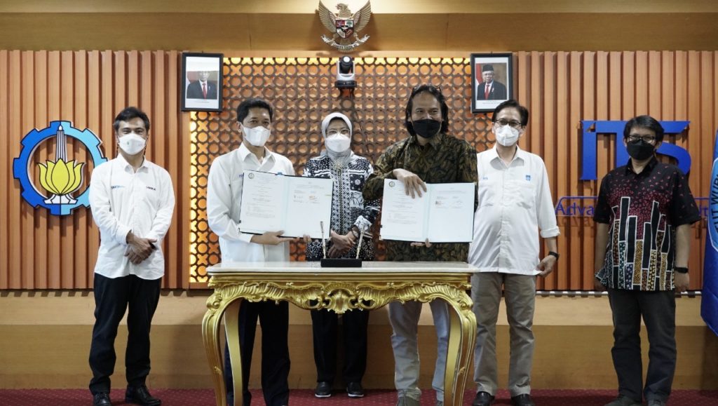 Usai penandatanganan kontrak proposal Matching Fund oleh Wakil Rektor IV ITS Bambang Pramujati ST MSc Eng PhD (dua dari kiri) dan Dr Muhammad Nur Yuniarto (tiga dari kanan)