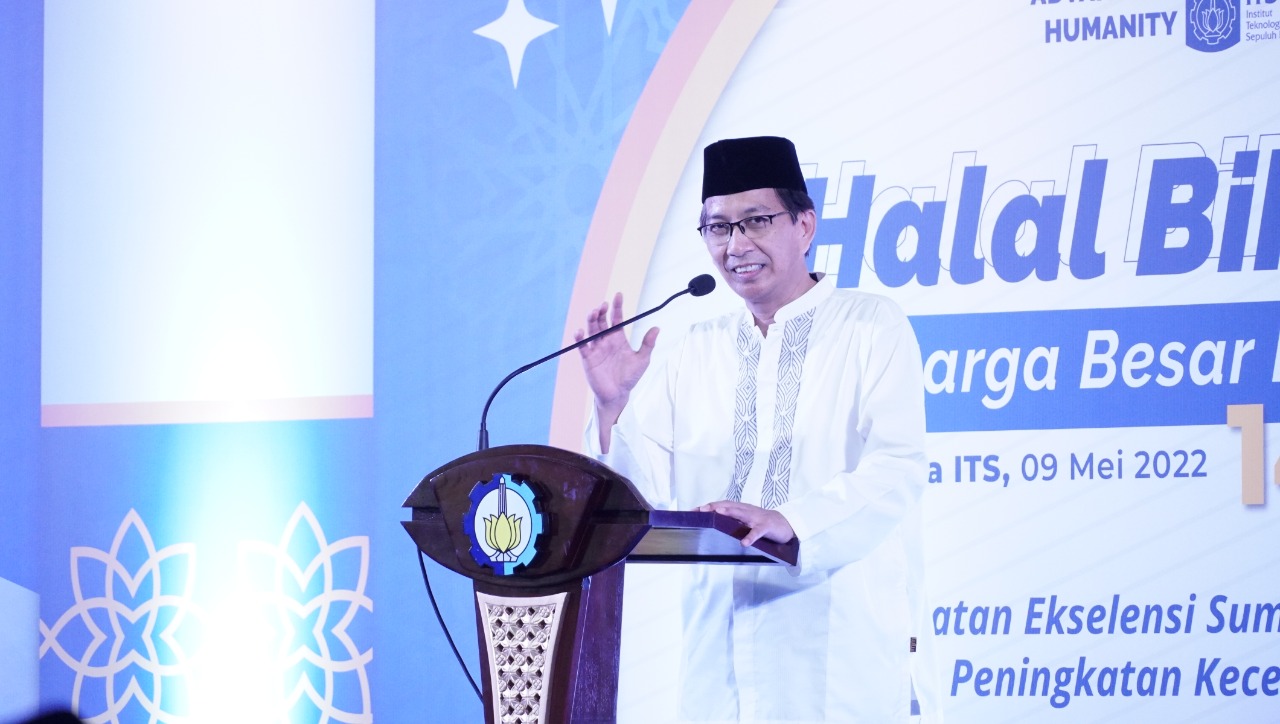 Rektor ITS Prof Dr Ir Mochamad Ashari MEng IPU AEng saat menyampaikan sambutannya dalam kegiatan Halal Bihalal Keluarga Besar ITS 1443 Hijriah di Graha Sepuluh Nopember ITS