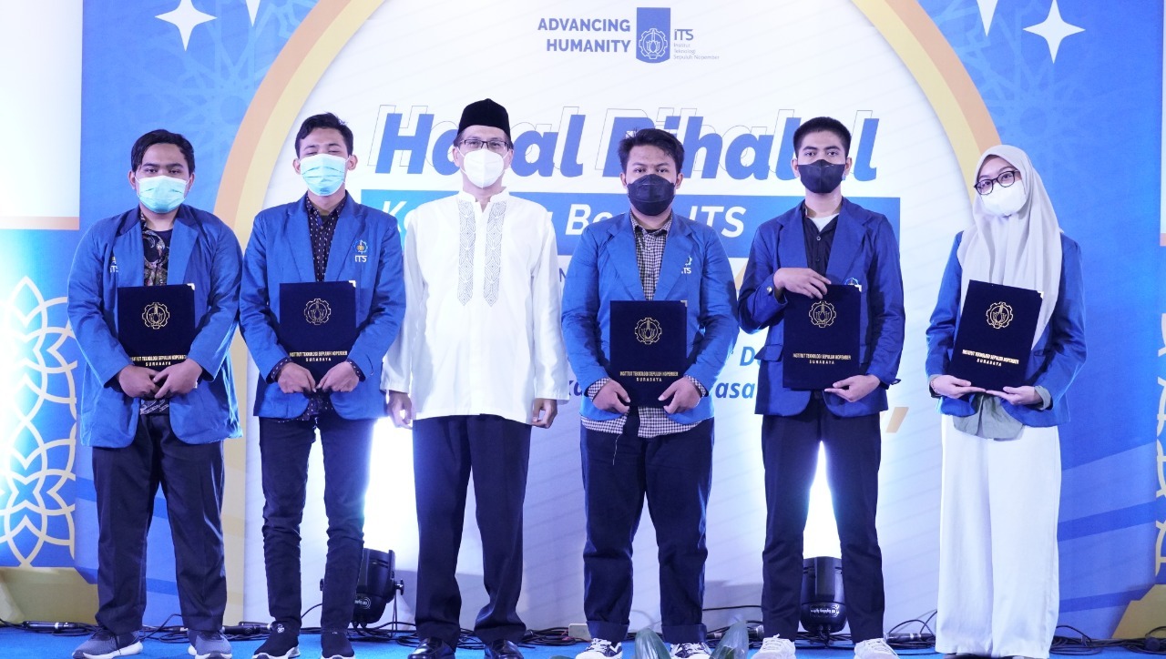 Rektor ITS Prof Dr Ir Mochamad Ashari MEng IPU AEng (tiga dari kiri) bersama dengan hafiz dan hafizah ITS