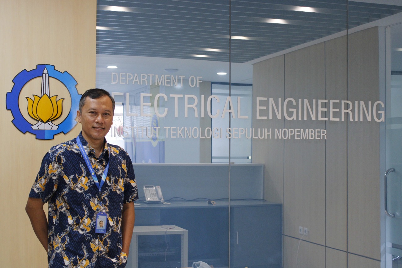 Kepala Departemen Teknik Elektro ITS Dedet Candra Riawan ST MEng PhD di ruang sekretariat departemen