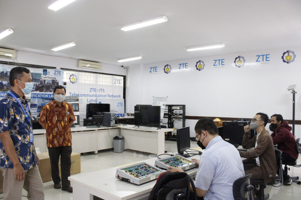 Dedet Candra Riawan ST MEng PhD (berbatik biru) dan Prof Ir Gamantyo Hendrantoro MEng PhD (berbatik coklat) saat memastikan kesiapan ruangan laboratorium prodi Teknik Telekomunikasi ITS