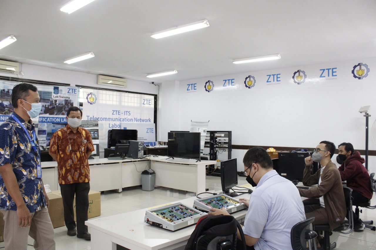 Dedet Candra Riawan ST MEng PhD (berbatik biru) dan Prof Ir Gamantyo Hendrantoro MEng PhD (berbatik coklat) saat memastikan kesiapan ruangan laboratorium prodi Teknik Telekomunikasi ITS