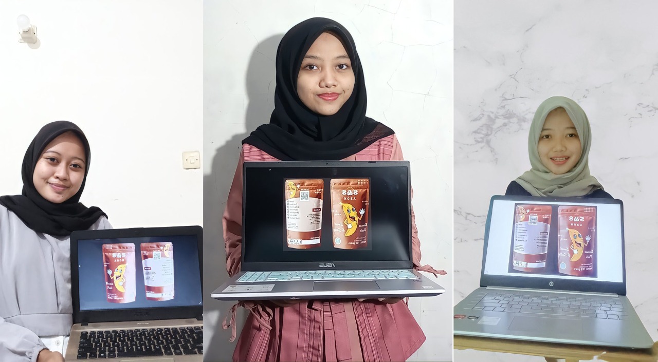 Mahasiswa ITS penggagas produk S&S Abon, (dari kiri) Sri Irna Solihatun Ummah, Fadhila Rosyidatul ‘Arifah, dan Intan Mey Setyaningrum menunjukkan gambaran produk inovasi timnya
