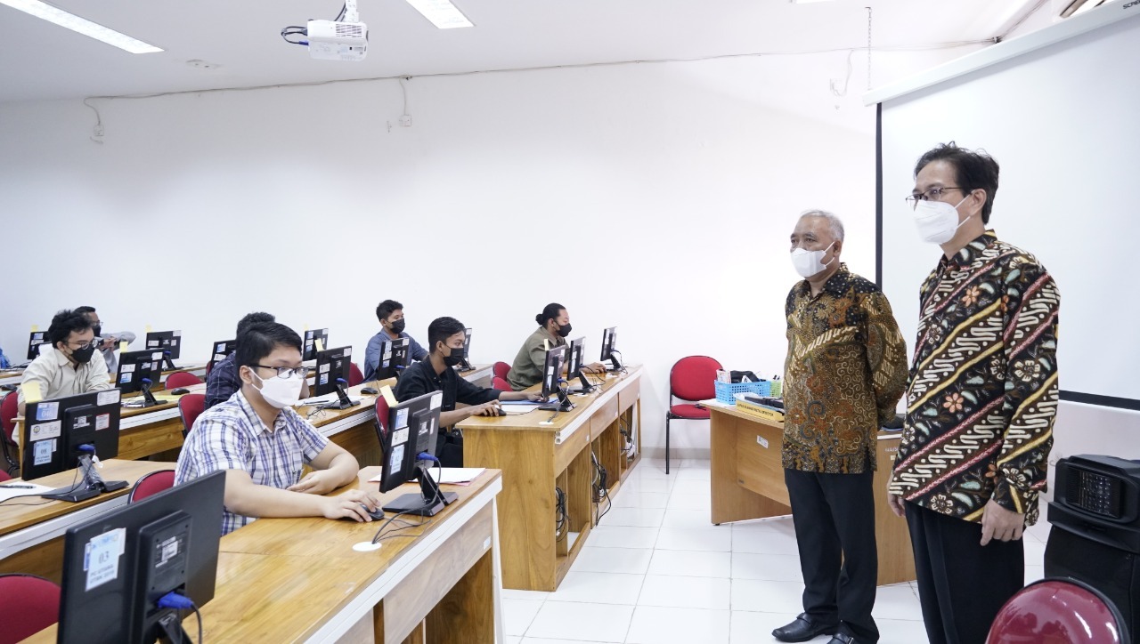 ITS Chancellor Prof Dr Ir Mochamad Ashari MEng IPU AEng (right) and ITS Vice-Chancellor I Prof Dr Ir Adi Soeprijanto MT (left) directly observed the implementation of the first day of UTBK at ITS