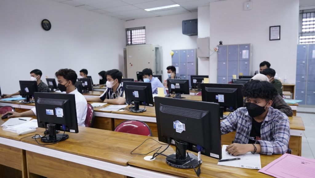 Suasana sesi pertama di hari pertama UTBK yang dimulai pada pukul 07.15 hingga pukul 10.30 di Departemen Sistem Informasi ITS
