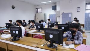 Suasana sesi pertama di hari pertama UTBK yang dimulai pada pukul 07.15 hingga pukul 10.30 di Departemen Sistem Informasi ITS