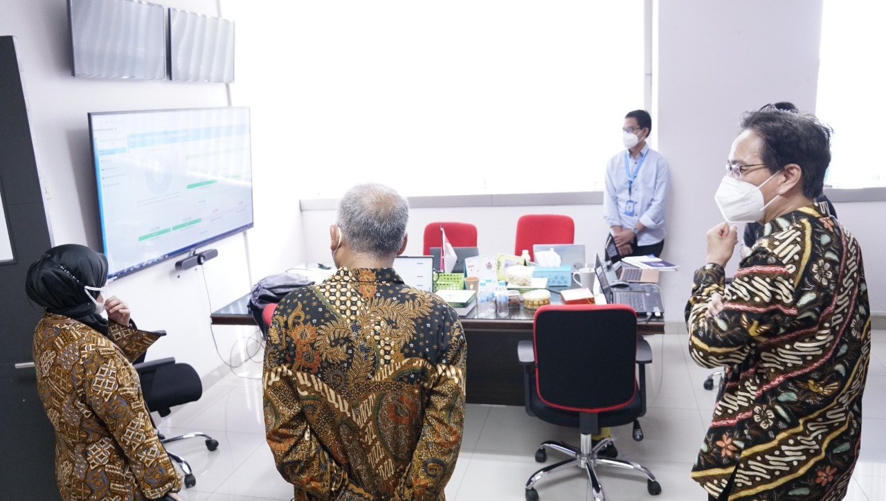 ITS Chancellor Prof Dr Ir Mochamad Ashari MEng IPU AEng (right) during a direct review and ensure the smooth running of the server for UTBK at ITS