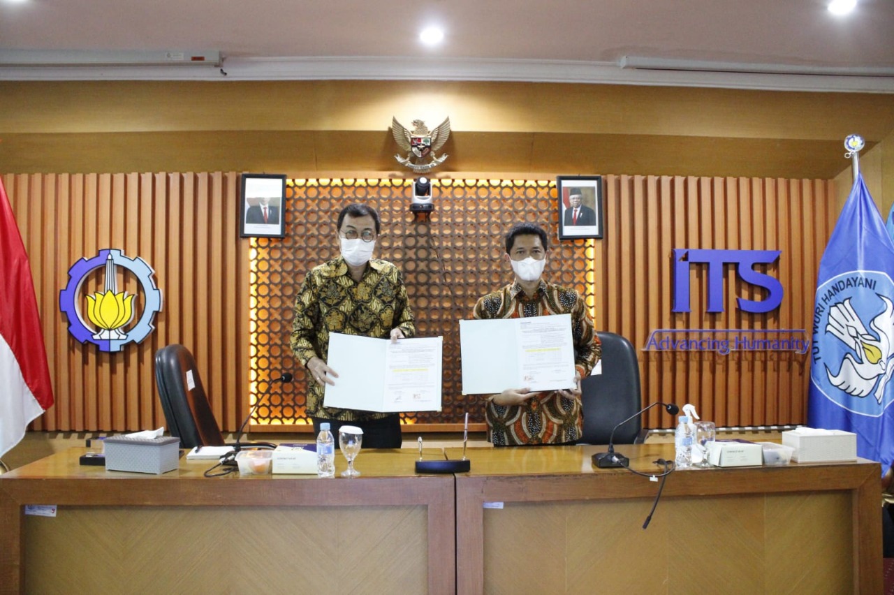 Wakil Presdir PT Panasonic Gobel Life Solutions Manufacture Indonesia Heru Santoso (kiri) dan Wakil Rektor IV ITS Bambang Pramujati ST MScEng PhD (kanan) menunjukkan naskah MoU usai ditandatangani