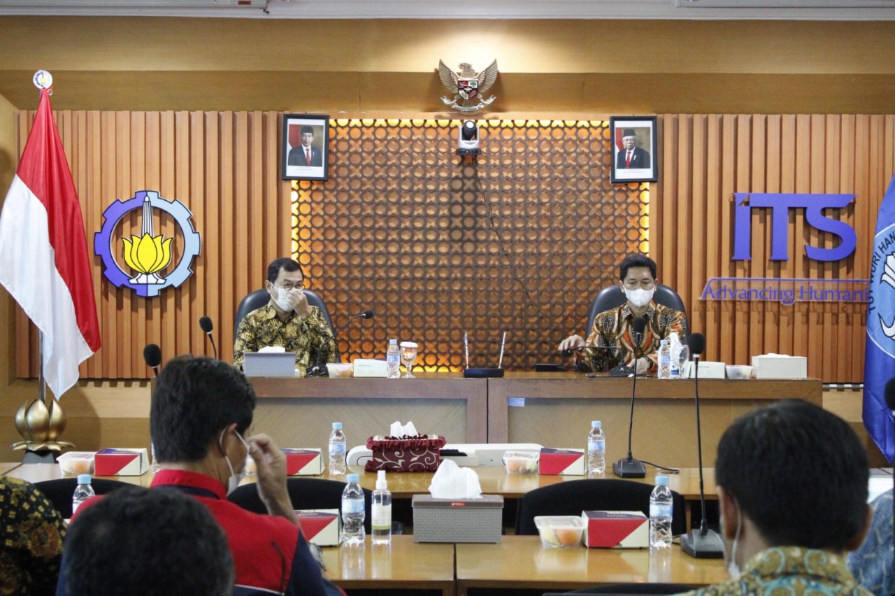 Penyampaian sambutan sekaligus diskusi singkat yang dipimpin oleh Wakil Rektor IV ITS Bambang Pramujati ST MScEng PhD (kanan)