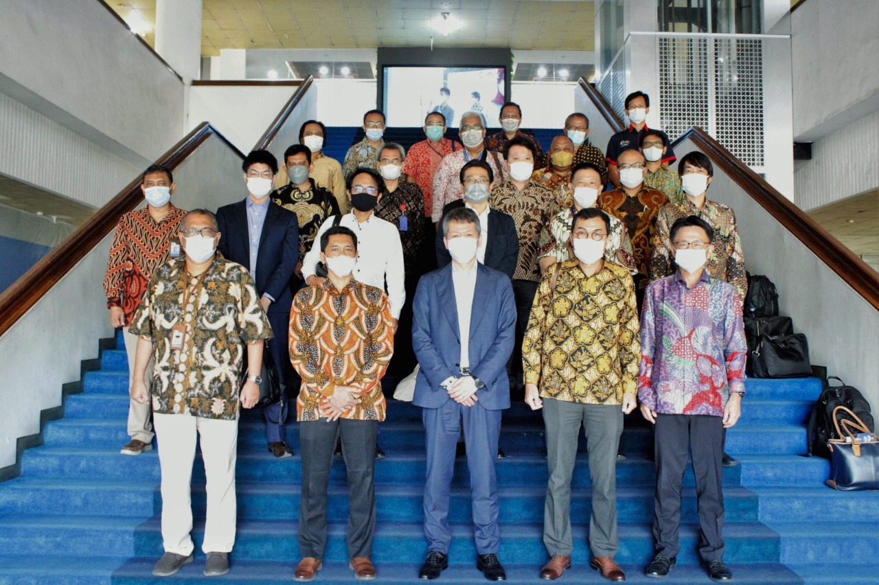 Foto bersama para pimpinan ITS dengan delegasi dari PT Panasonic Gobel Life Solutions Manufacturing Indonesia yang bertempat di Gedung Rektorat ITS