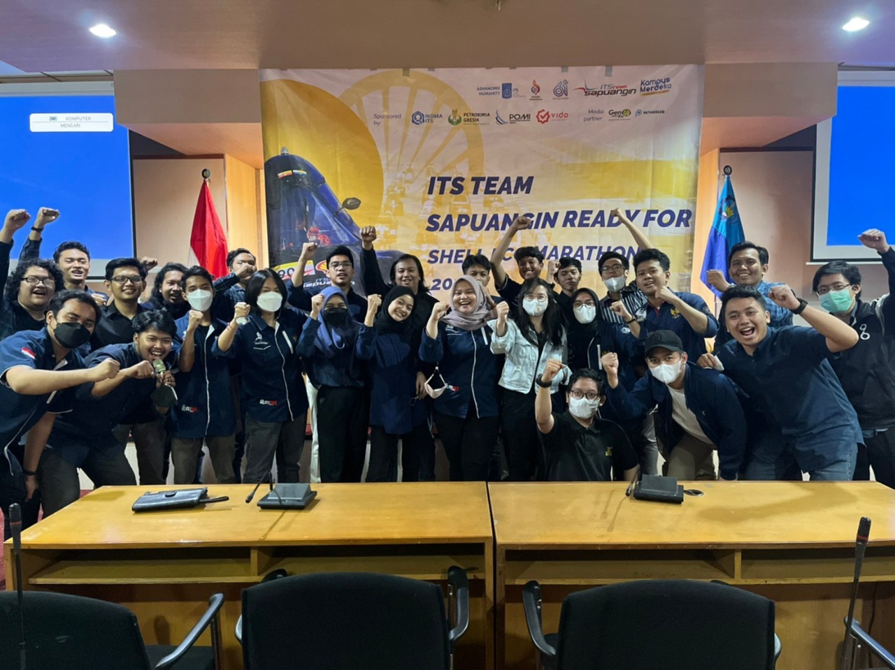 Tim Sapuangin ITS yang berkompetisi dalam Autonomous Programming Competition 2022