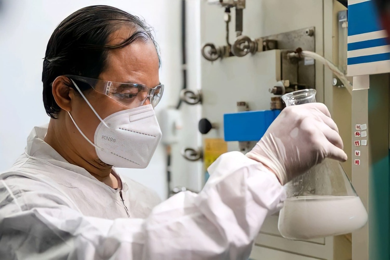 Ilmuwan sekaligus dosen Teknik Mesin ITS, Fahmi Mubarok ST MSc PhD, saat melakukan uji coba penelitian yang mengantarkannya sebagai finalis European Inventor Awards 2022