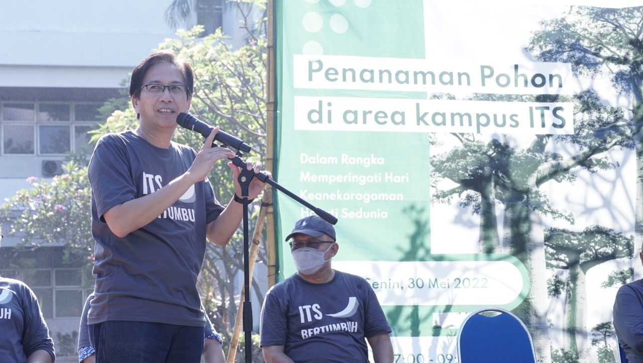 Sambutan sekaligus peresmian kegiatan tahunan ITS Bertumbuh oleh Rektor ITS Prof Dr Ir Mochamad Ashari MEng IPU AEng di area Gedung Rektorat ITS