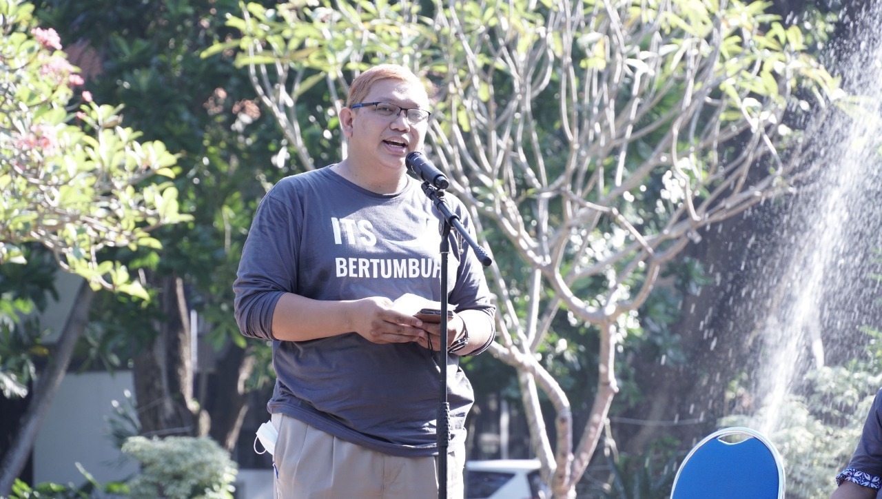 Social Engineering Coordinator of ITS Smart Eco Campus Unit Herdayanto Sulistyo Putro SS MSi saat memberikan sambutan di acara ITS Bertumbuh berupa aksi penanaman puluhan jenis pohon