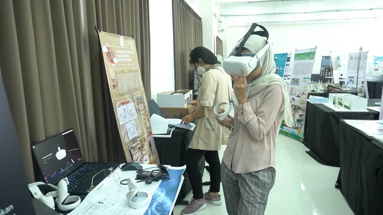Exhibition visitors when doing virtual experiences in augmented reality presentations at the FYP Exhibition at the ITS Interior Design Department