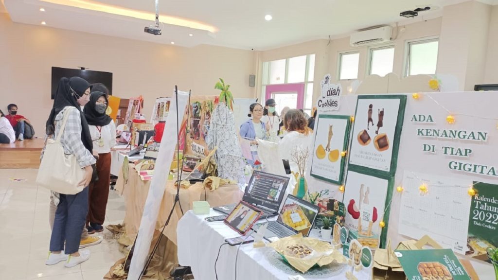 Beberapa karya yang ditampilkan dalam Pameran DKV Promosi Exhibition di gedung Departemen DKV ITS