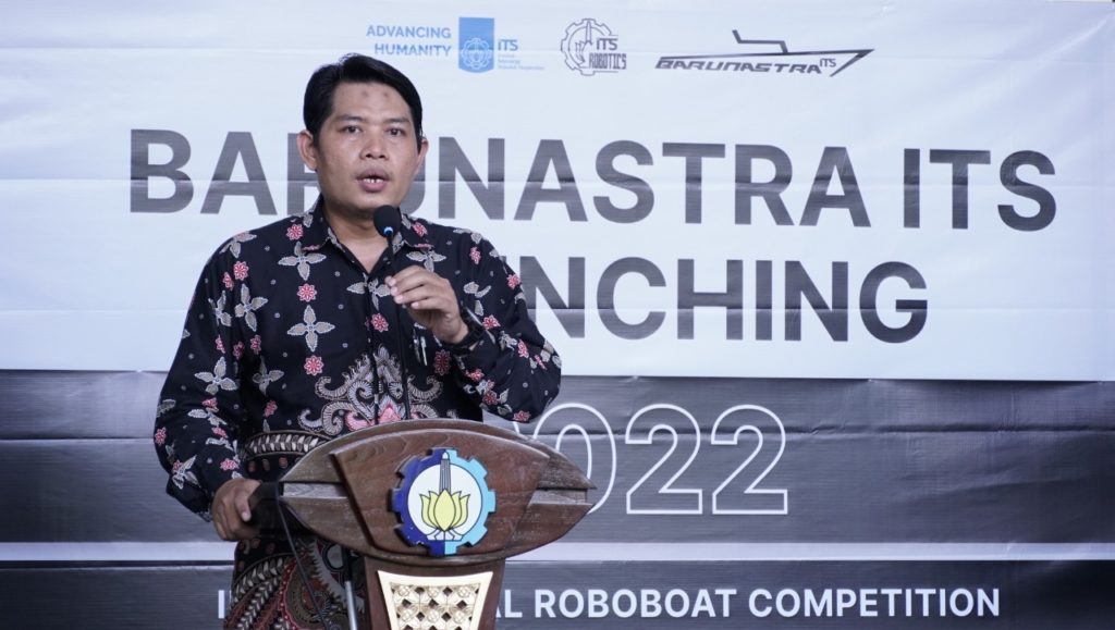 Direktur Kemahasiswaaan ITS Dr Imam Abadi ST MT memberikan sambutannya dalam acara peluncuran kapal Nala Theseus dari Tim Barunastra ITS untuk bertarung di ajang International Roboboat Competition 2022 di Florida, AS