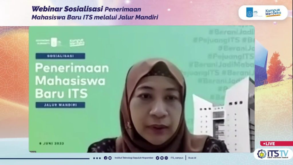 Direktur Pendidikan ITS Dr Eng Siti Machmudah ST MEng memaparkan materi sosialisasi Penerimaan Mahasiswa Baru ITS jalur Seleksi Kemitraan dan Mandiri (SKM) secara daring