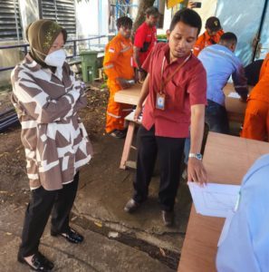 ITS Accompanies the Ministry of Social Affairs in Training Papuan Youth to Build Long Boats