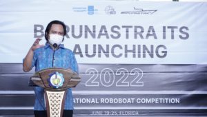 Dosen pembimbing Tim Barunastra ITS Dr Rudy Dikairono ST MT memberikan sambutannya dalam acara peluncuran kapal Nala Theseus