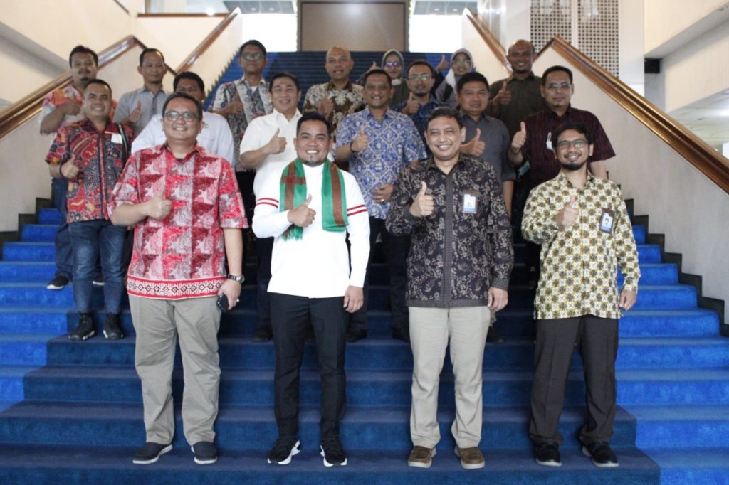 Jajaran pimpinan ITS bersama dengan delegasi dari DPP Asosiasi Petani Kelapa Sawit Indonesia (Apkasindo) dan Pemerintah Kabupaten Pelalawan, Riau