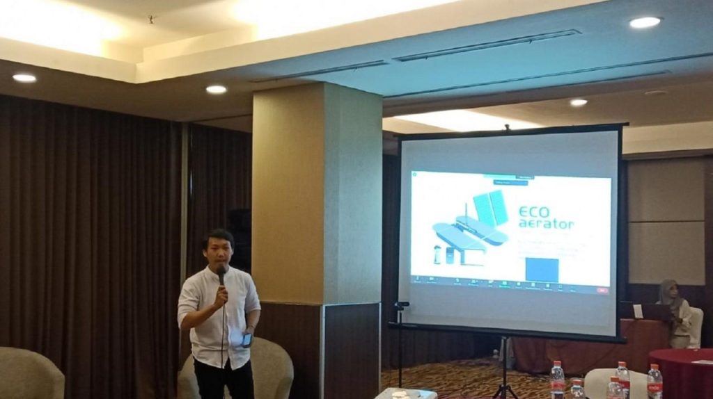 Pendiri startup Lobstion, Wahyu Febianto, saat presentasi produk inovatifnya di bidang teknologi berbasis Internet of Things (IoT) guna memenuhi kebutuhan budidaya udang lobster