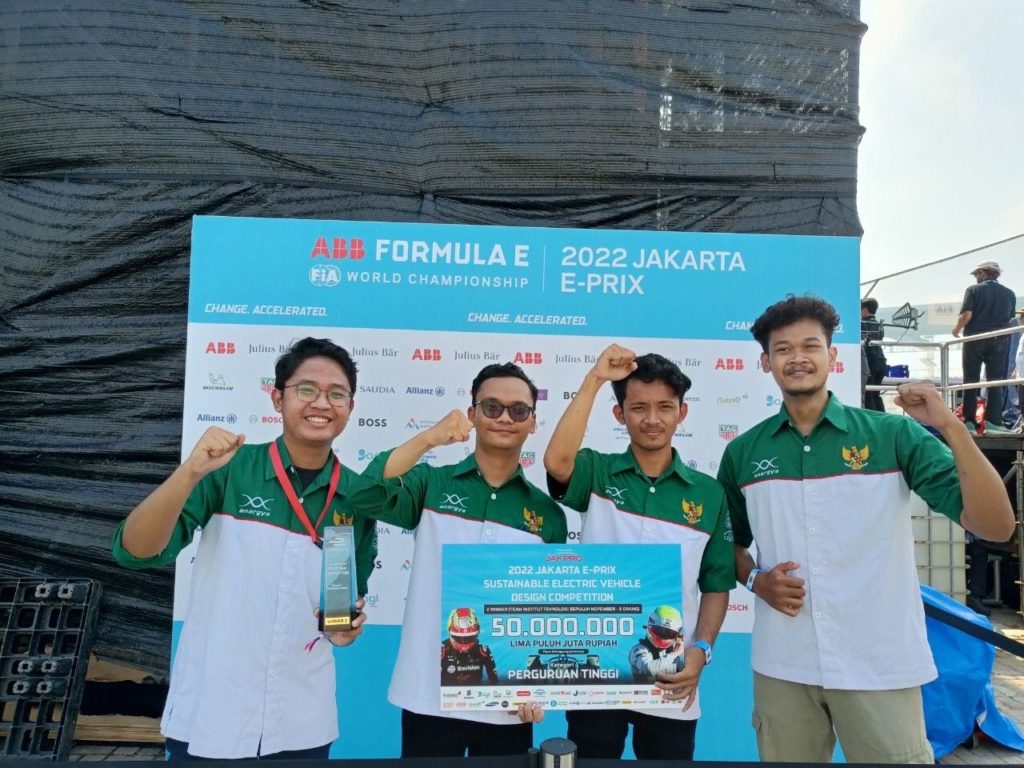 Tim Anargya ITS terdiri atas (dari kiri) Sultan Achmad Hidayatulloh, Muhammad Nizaar Musyaffa, Febrian Dwi Saputra, dan Hamzah Nur Azzam yang raih prestasi di Formula-E Jakarta 2022
