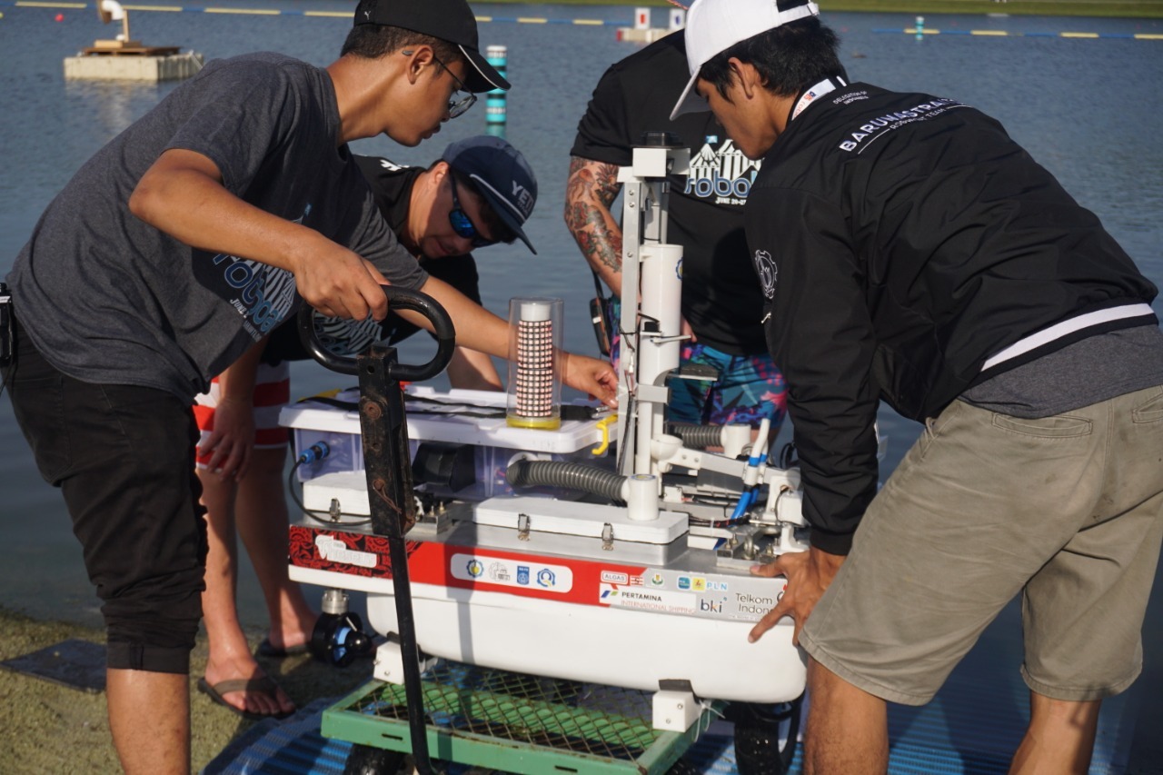 Tim Barunastra ITS saat mempersiapkan kapal Nala Theseus untuk berlaga di International Roboboat Competition (IRC) 2022