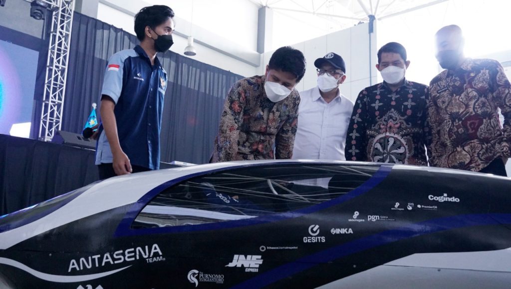 Geraldy Rafi, General Manager Tim Antasena ITS (kiri) menjelaskan prototipe mobil Antasena di hadapan Gubernur Jawa Timur Dr H Emil Elestianto Dardak BBus MSc