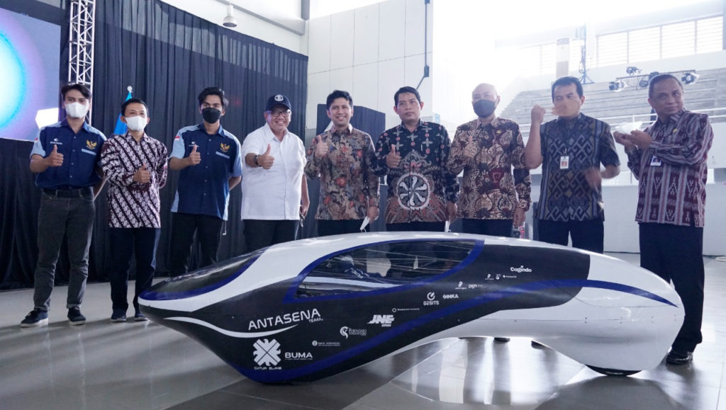 Wakil Gubernur Jawa Timur Dr H Emil Elestianto Dardak BBus MSc (tengah) saat peluncuran mobil prototipe Antasena Alpha ITS