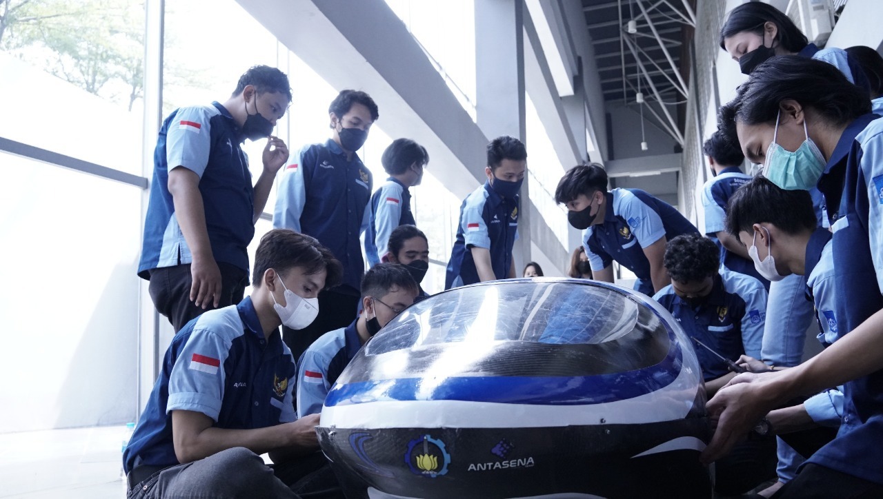 Tim Antasena ITS saat merakit mobil prototipe Antasena Alpha untuk test drive