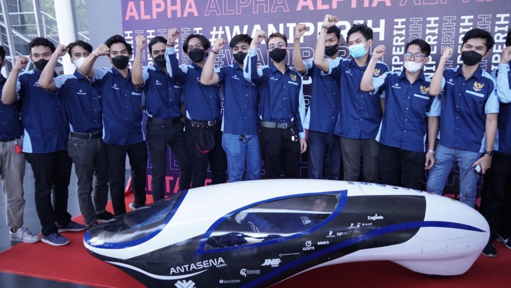 Tim Antasena ITS bersama prototipe mobil Antasena Alpha yang bersiapa untuk berlaga di Shell Eco-Marathon 2022