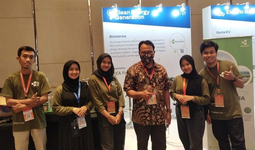 Founder beserta staf Bionersia pada acara pameran [RE]Spark Renewable Energy Festival 2022 yang diselenggarakan di The Westin Jakarta pada Jumat (03/06)