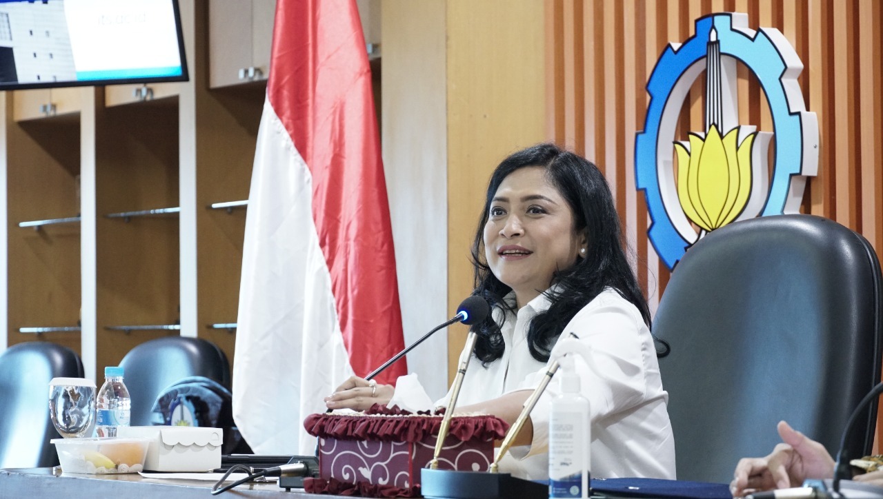 Direktur Utama PT PELNI Tri Andayani menyampaikan sambutannya dalam acara penandatanganan nota kesepahaman atau Memorandum of Understanding (MoU) dan Perjanjian Kerja Sama (PKS) antar ITS dengan PT PELNI