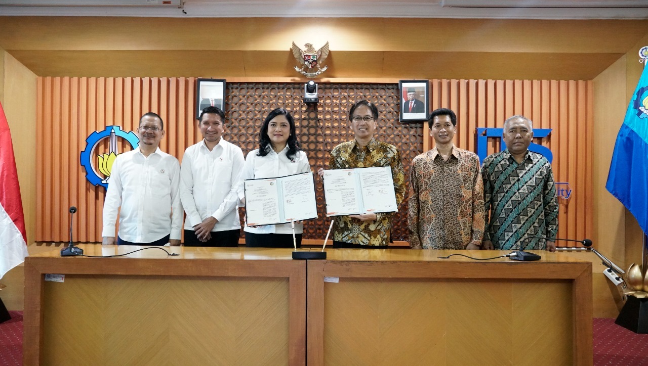 Rektor ITS Prof Dr Ir Mochamad Ashari MEng IPU AEng (tiga dari kanan) dan Direktur Utama PT PELNI Tri Andayani (empat dari kanan) usai penandatanganan nota kesepahaman antara ITS dengan PT PELNI