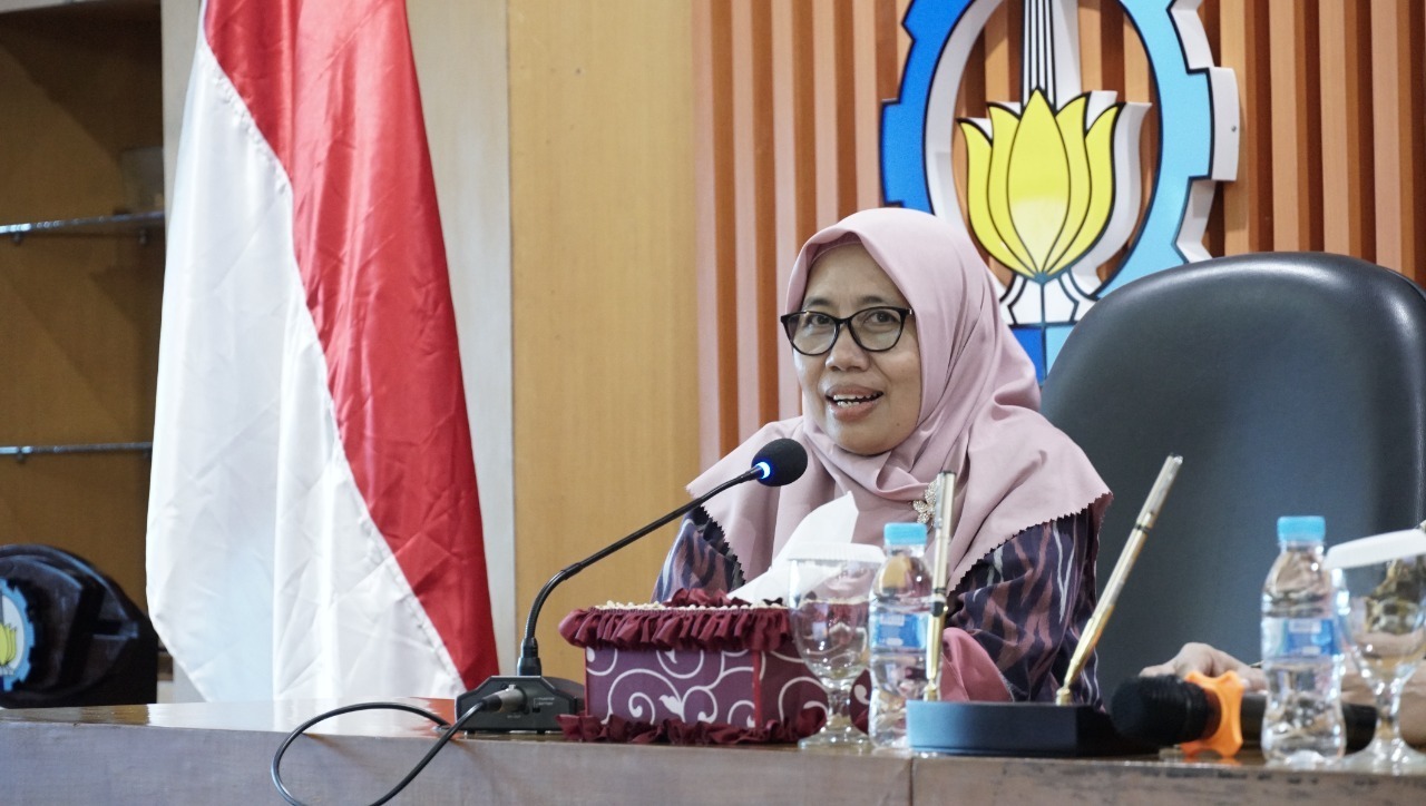 Pemaparan informasi umum sukuk wakaf yang akan dijalani ITS oleh Direktur Pembiayaan Syariah - Direktorat Jenderal Pembiayaan dan Risiko Kementerian Keuangan Republik Indonesia (DJPPR Kemenkeu) Dwi Irianti Hadiningdyah SH MH