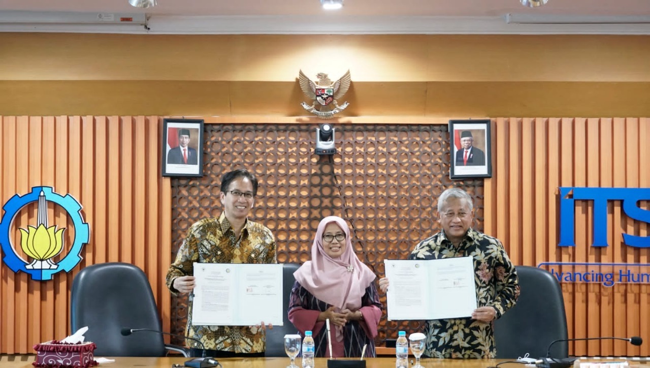 Foto bersama sesaat setelah penandatanganan Perjanjian Kerja Sama oleh Rektor ITS Prof Dr Ir Mochamad Ashari MEng IPU AEng (kiri) dengan Ketua Badan Pelaksana - Badan Wakaf Indonesia Prof Dr H Mohammad NUH (kanan)