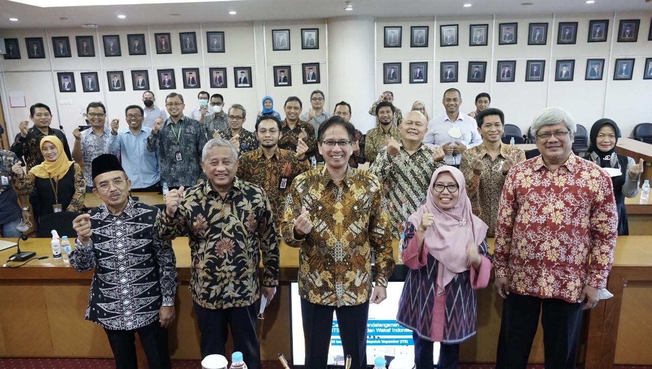 Foto bersama pimpinan ITS beserta jajarannya dengan pimpinan Kementerian Keuangan Republik Indonesia