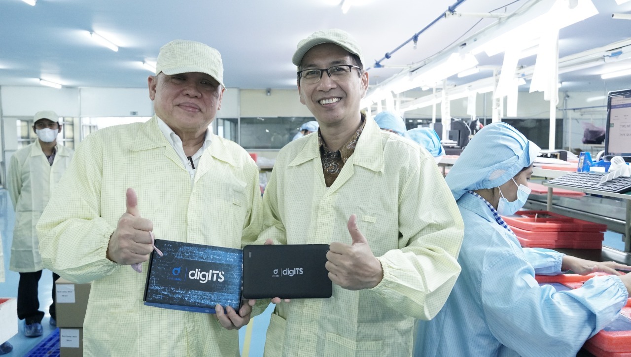 Presiden Direktur PT Panggung Electric Citrabuana, Ali Soebroto dan Rektor ITS Prof Dr Ir Mochamad Ashari MEng IPU AEng berfoto bersama contoh tablet DigITS saat kunjungan ke PT Panggung Electric Citrabuana.