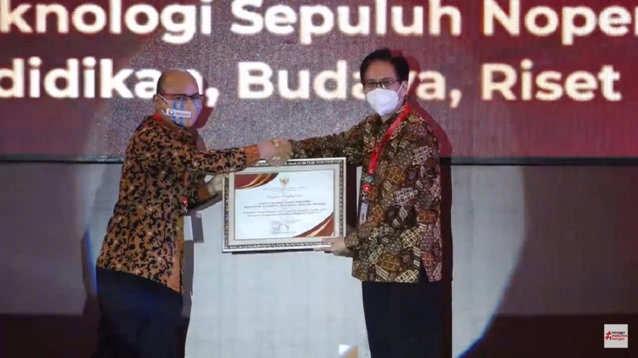 Rektor ITS Prof Dr Ir Mochamad Ashari MEng IPU AEng (kanan) saat menerima penghargaan Kategori Unit Pengelola Pelayanan Publik (UPP) Terbaik