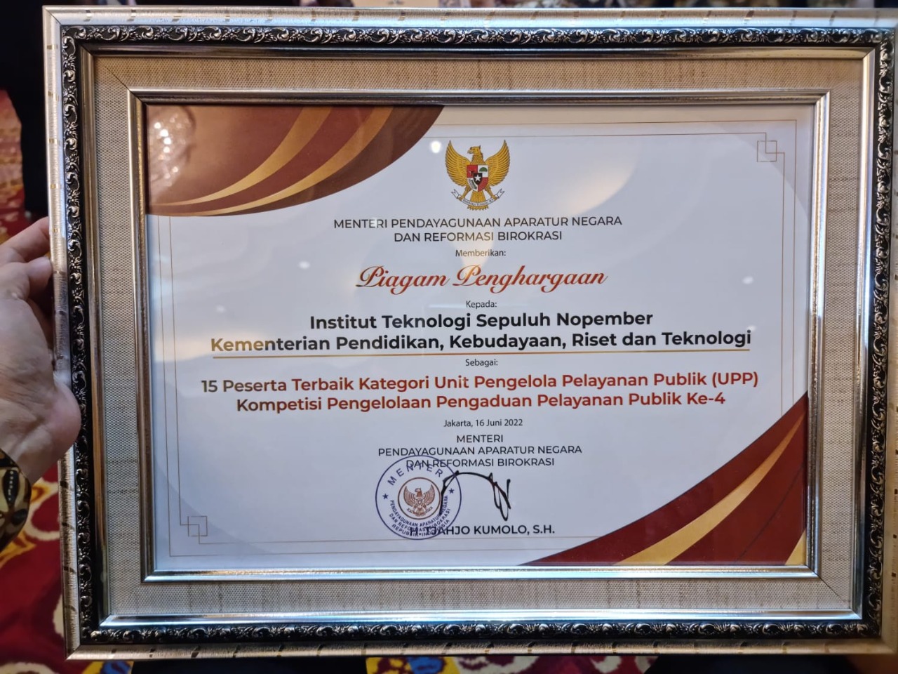 Piagam penghargaan yang diterima ITS sebagai salah satu instansi terbaik dalam pengelolaan pelayanan publik di Indonesia