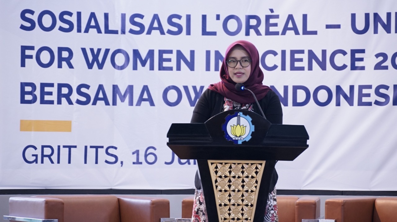 Presiden OWSD Indonesia yang juga peneliti bidang Kimia Bahan Alami ITS Dr Sri Fatmawati MSc saat memberi sambutan