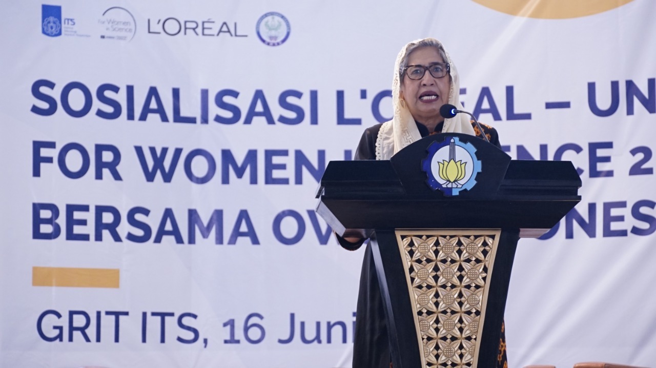 Dr Itje Chodijah M A memberikan sambutan dan motivasi bagi para peneliti perempuan untuk terus berkarya