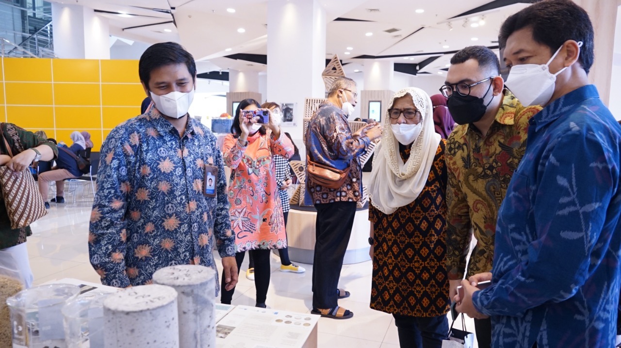 Direktur Riset dan Pengabdian kepada Masyarakat (DRPM) ITS Fadlilatul Taufany ST PhD (kiri) bersama Dr Itje Chodidjah MA (tiga dari kanan) saat meninjau pameran