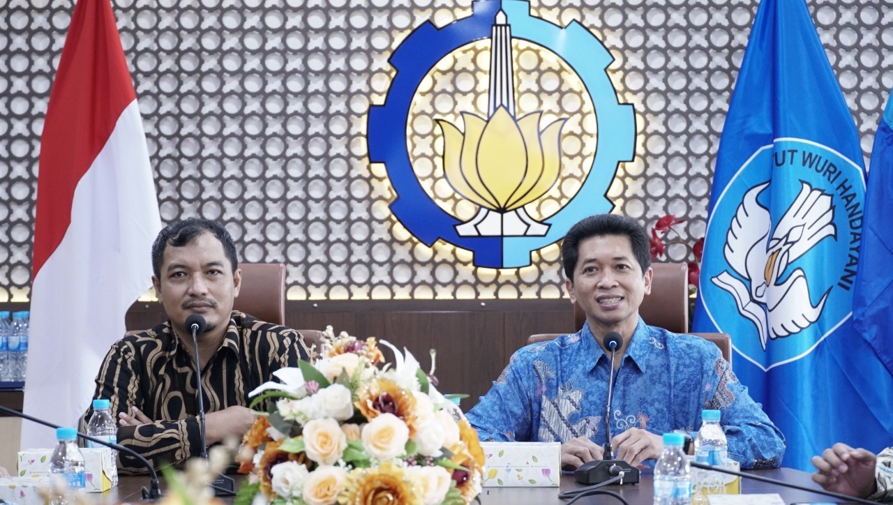 (dari kiri) Presdir PT KioCha Mitra Abadi Henky Eko Sriyantono ST MT dan Wakil Rektor IV ITS Bambang Pramujati ST MSc Eng PhD memimpin pertemuan untuk penandatanganan Perjanjian Kerja Sama (PKS)