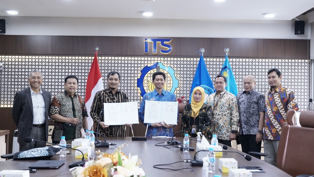 Presdir PT KioCha Mitra Abadi Henky Eko Sriyantono ST MT (tiga dari kiri) dan Wakil Rektor IV ITS Bambang Pramujati ST MSc Eng PhD (empat dari kiri) menunjukkan naskah Perjanjian Kerja Sama (PKS) yang telah ditandatangani