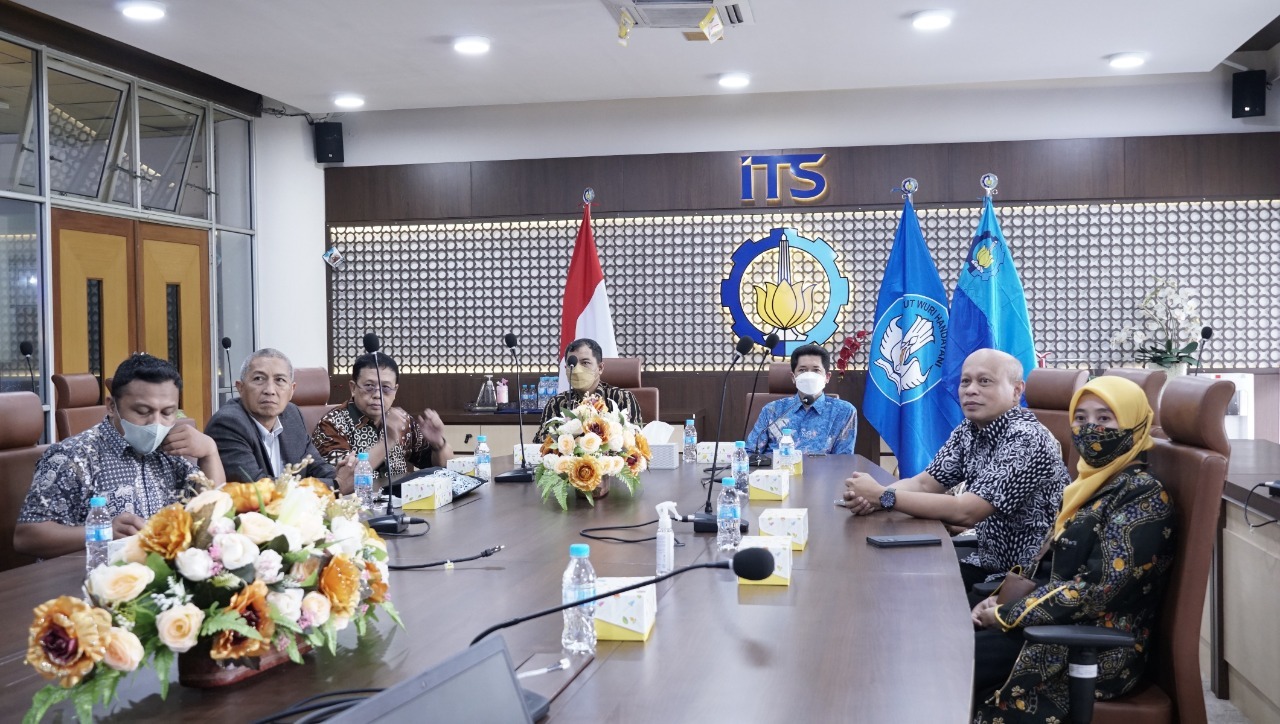 Pemaparan profil masing-masing instansi sebelum penandatanganan Perjanjian Kerja Sama (PKS) antara ITS dan PT KioCha Mitra Abadi di Rektorat ITS